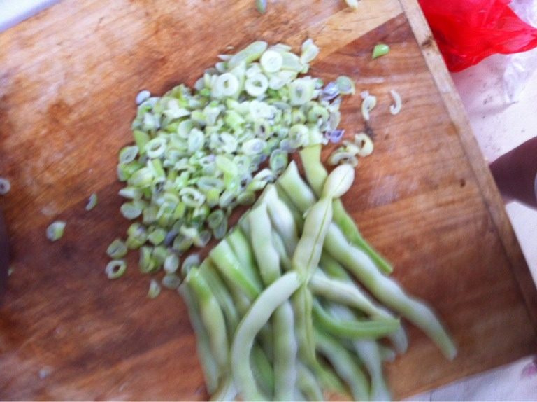 豆角和猪肉水姣,煮好切片