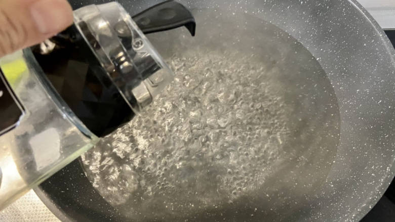 炒白果芹菜,坐锅烧水,水开加一茶匙食盐,几滴食用油