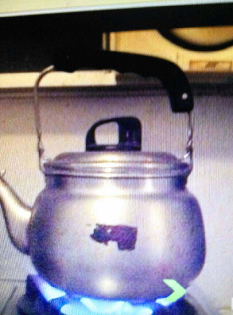 鸡蛋牛奶布丁,在锅里烧热水,但不要烧开。