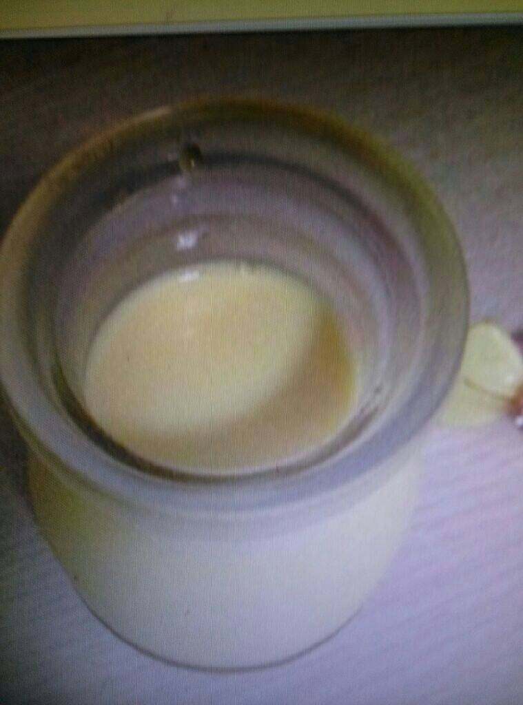 鸡蛋牛奶布丁,所有食物融化,混合均匀后,将液体倒入布丁瓶中。