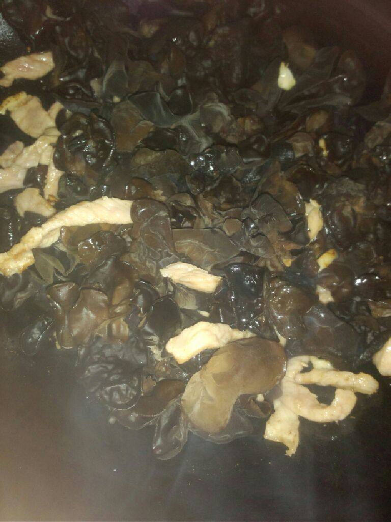 木耳肉丝,放入木耳,倒入玉米淀粉水炒