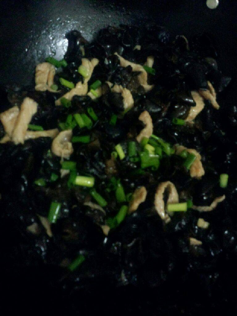 木耳肉丝,炒快熟时,加盐,鸡精粉,葱炒熟即可