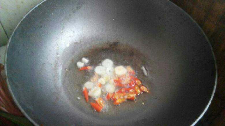 爆炒蛤蜊,热锅放多点油爆香蒜和辣椒