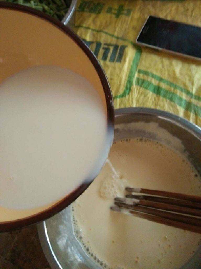自制冰淇淋,搅拌完倒入锅中小火加热,边加热边搅拌 快烧开时关火