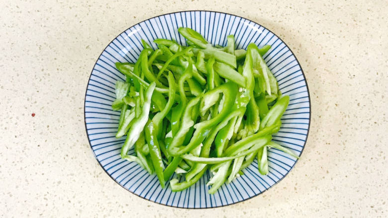 辣椒豆腐干小炒肉,<a style='color:red;display:inline-block;' href='/shicai/ 62'>辣椒</a>去根去蒂,切条备用