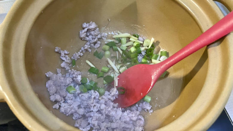 蟹肉粥,加入葱白姜丝,煸香