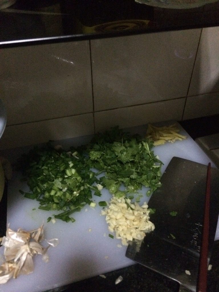 潮式花甲,姜。蒜。葱。喜欢辣椒的可以准备辣椒哦。