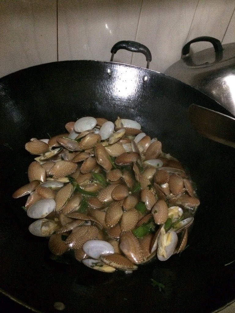 潮式花甲,将所有配料倒入锅中爆炒。加入少需盐。倒入花甲。加点水盖上盖子。3分钟后开盖。加入一点生粉水。