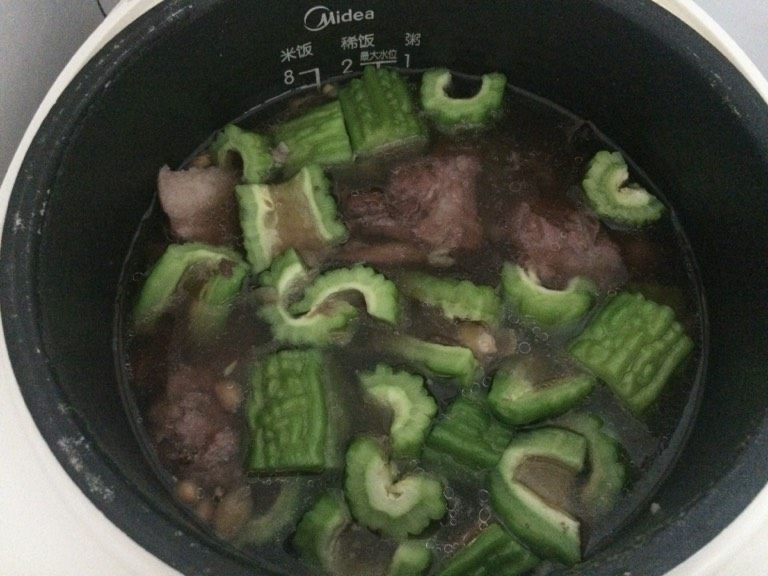 苦瓜双豆骨头汤,如图,苦瓜最后放,能不盖盖就不盖,这样苦瓜才会翠绿色的。而且苦瓜的甘苦,才会清透一点。