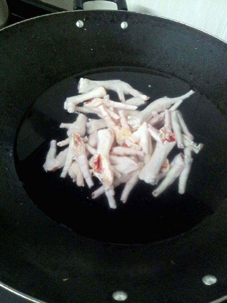 卤鸡爪,鸡脚去指甲，冻水下锅焯5分钟，捞出洗净晾晾