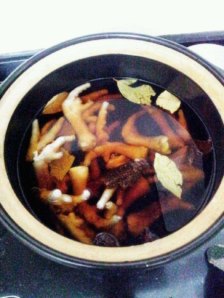 卤鸡爪,锅加乱量清水 ，加入料包，，加入<a style='color:red;display:inline-block;' href='/shicai/ 37'>姜</a>，<a style='color:red;display:inline-block;' href='/shicai/ 866'>冰糖</a>，<a style='color:red;display:inline-block;' href='/shicai/ 89'>鸡爪</a>烧开，放适量的<a style='color:red;display:inline-block;' href='/shicai/ 788'>生抽</a>，盐。