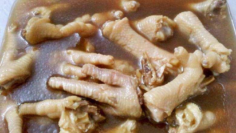 卤鸡爪,中火煮20分钟，熄火，泡两个小时即可