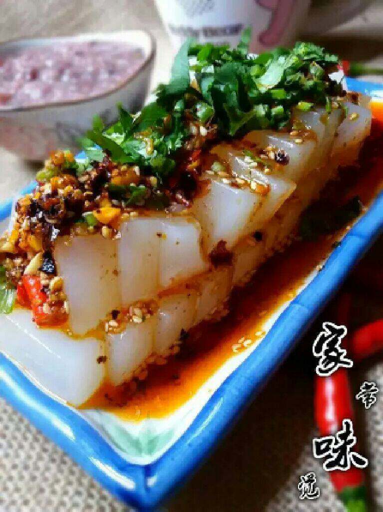 豌豆凉粉,将料汁淋在切好的凉粉上,撒上香菜碎,再淋上适量香油即可。