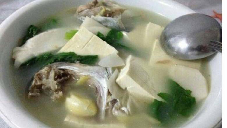 鱼头豆腐汤,最后放入豆腐调入盐，继续煮6分钟即可