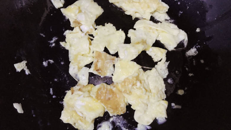 白萝卜炒鸡蛋,至蛋液凝固后用锅铲打成块,盛起