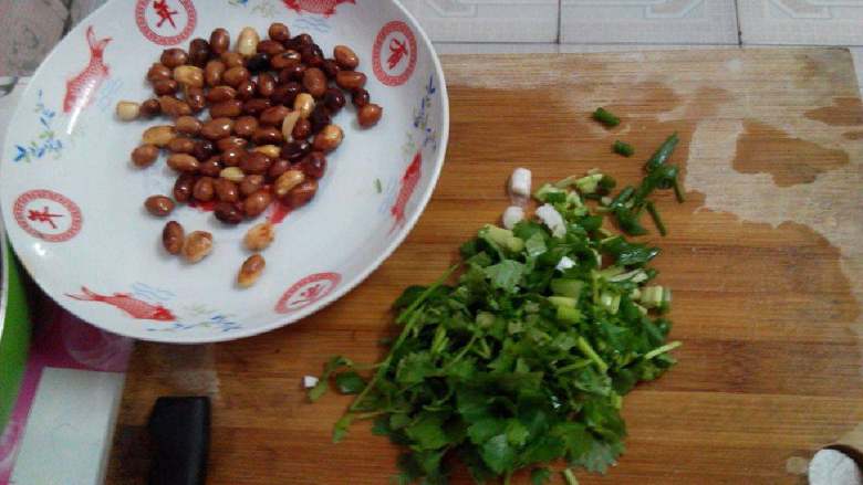 爆炒大虾,香菜葱切末