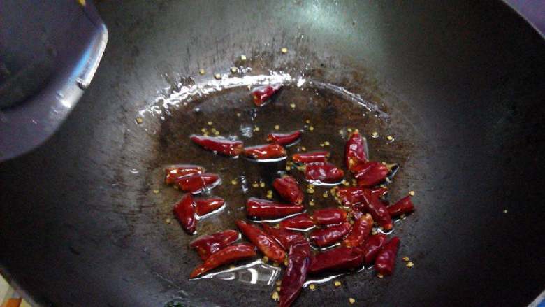 爆炒大虾,锅放油爆香<a style='color:red;display:inline-block;' href='/shicai/ 86464'>干红辣椒</a>