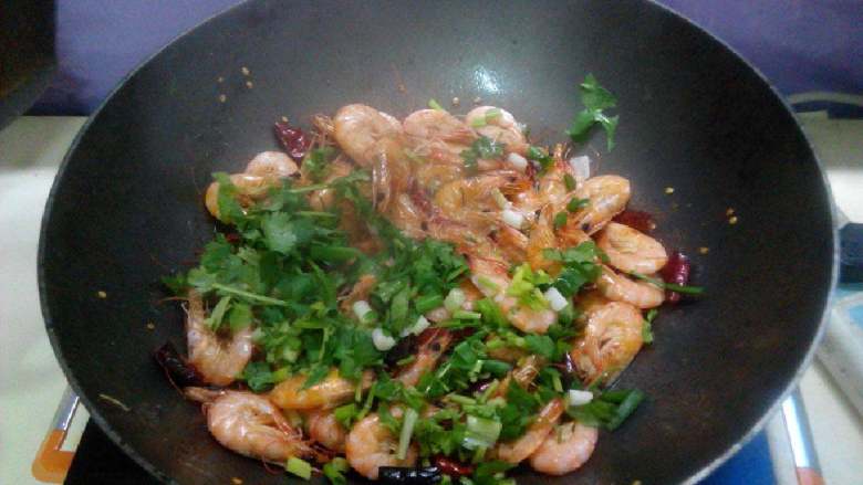 爆炒大虾,撒入香菜和葱末