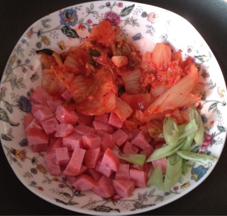 辣白菜火腿炒饭,如图备好材料，锅内热油，打入两个<a style='color:red;display:inline-block;' href='/shicai/ 9'>鸡蛋</a>炒散，加入一半<a style='color:red;display:inline-block;' href='/shicai/ 2863'>辣白菜</a>炒匀，加入一勺<a style='color:red;display:inline-block;' href='/shicai/ 10588'>糖</a>，炒匀后盛出待用