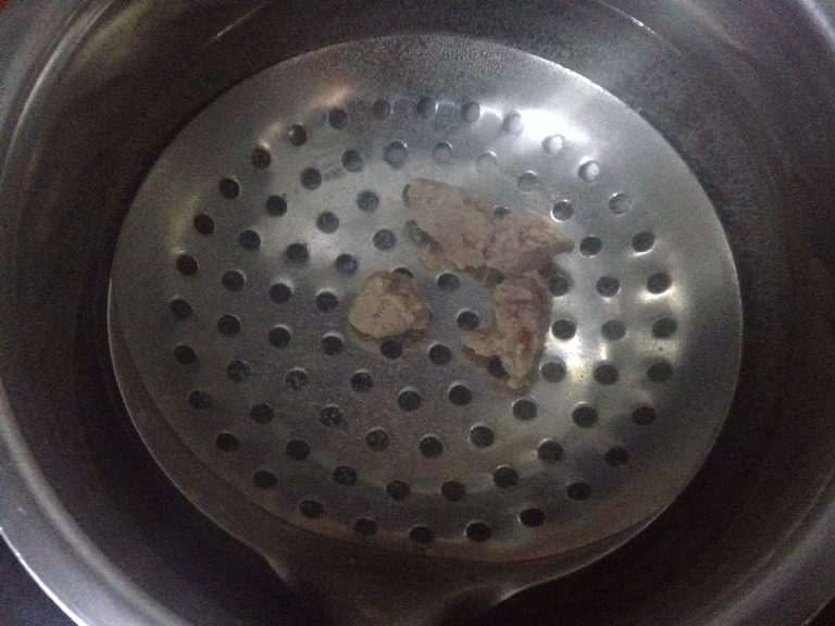 牛肉丸面,如图用小勺小粒粒的挖煮