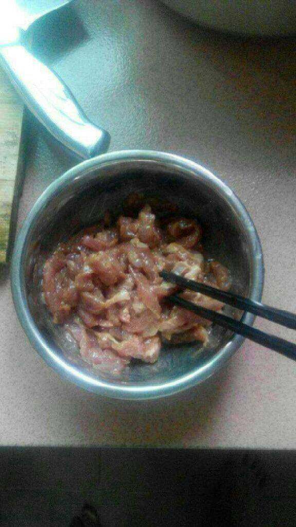 芫爆肉丝,加入蛋清半个,盐、胡椒粉、鸡精、淀粉抓匀。可以根据粘稠度加入少许清水。加入色拉油,搅拌均匀。(可以防粘连)