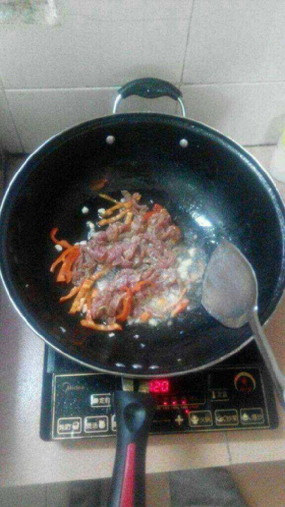 芫爆肉丝,再倒入里脊丝,慢慢搅动,划开,里脊丝颜色变白,出锅即可。