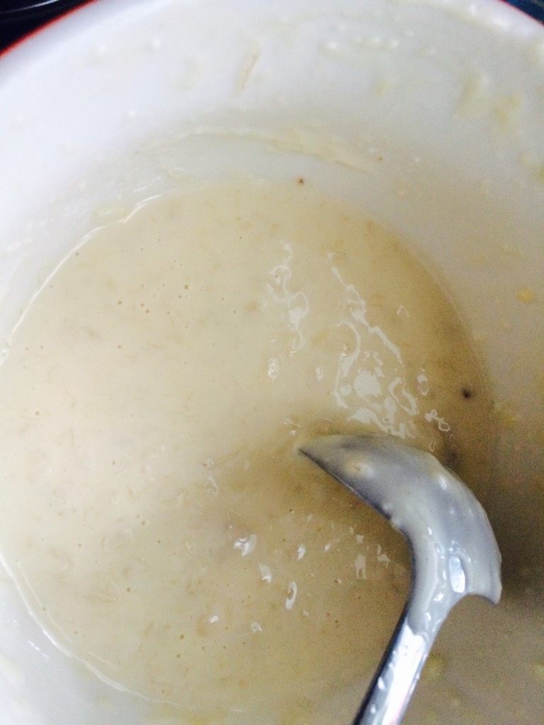 香蕉牛奶饼,将<a style='color:red;display:inline-block;' href='/shicai/ 610'>香蕉</a>捣烂也放进去搅拌均匀。这种稀度。也可以再稀一点点