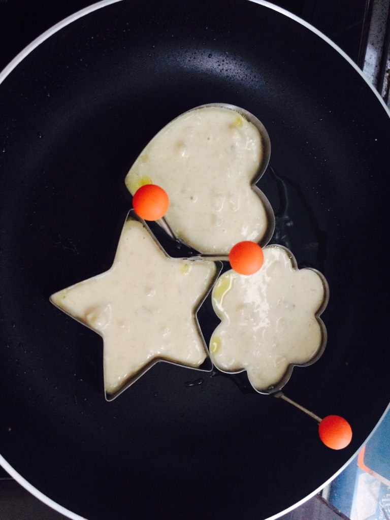 香蕉牛奶饼,起锅，放点橄榄油，将这些糊放进去煎