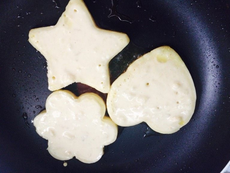 香蕉牛奶饼,煎好一面换另一面煎。如果倒的面糊少，不翻面煎也行。