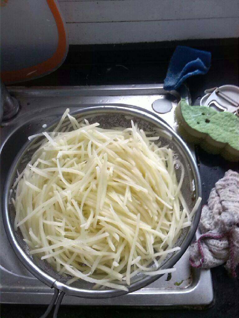 ≈香脆土豆丝≈,把浸泡好的土豆沥干水分