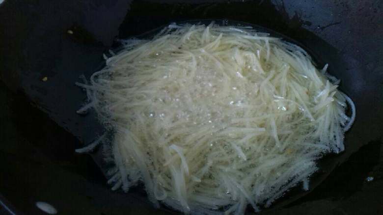 ≈香脆土豆丝≈,锅内放入能没过土豆的油，油热后转中小火，炸土豆丝