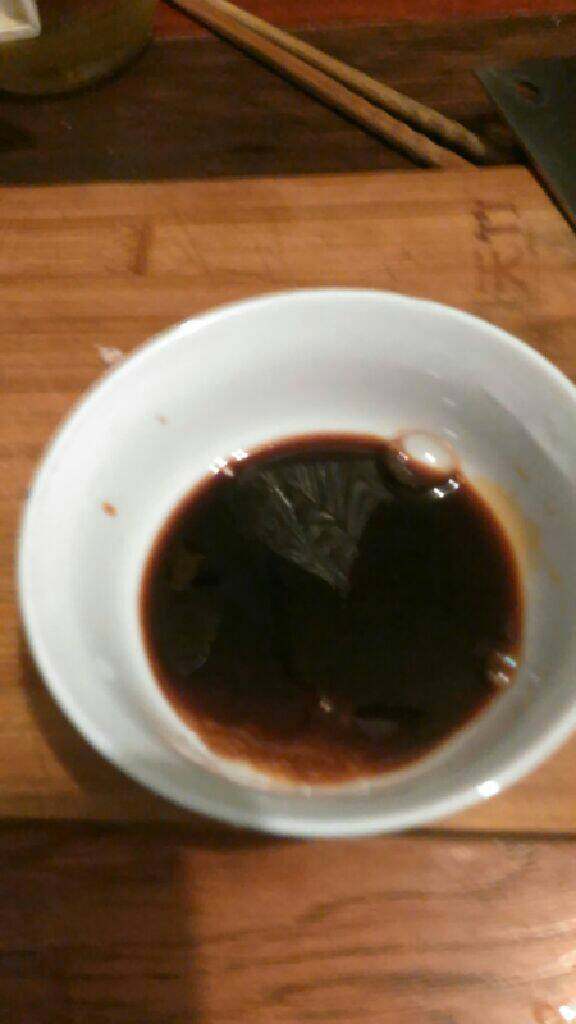 梅干菜烧肉,碗内放入适量食盐,少量糖(我不吃味精,提味用),生抽搅拌融化