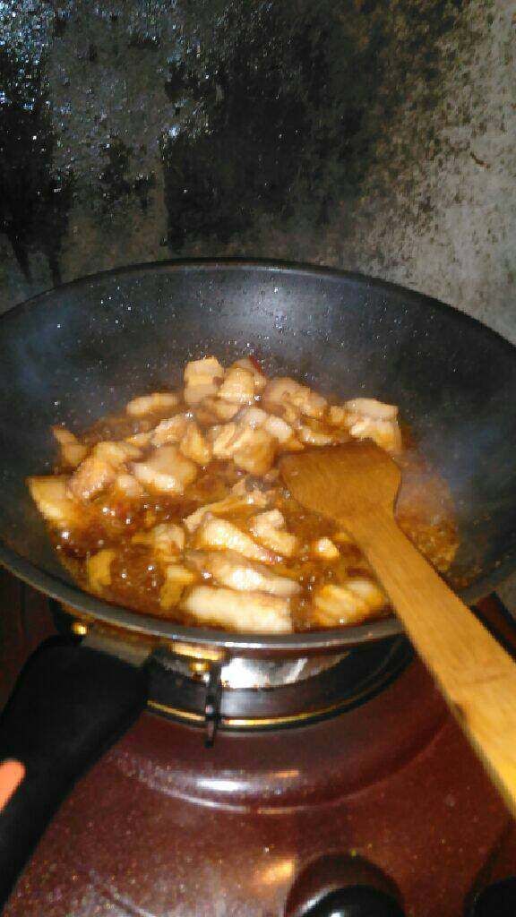 梅干菜烧肉,生抽汁液倒入五花肉里,烧开