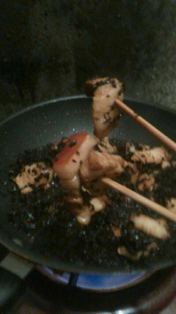 梅干菜烧肉,加盖大火收汁,筷子能轻松扎透肉,就可以关火了