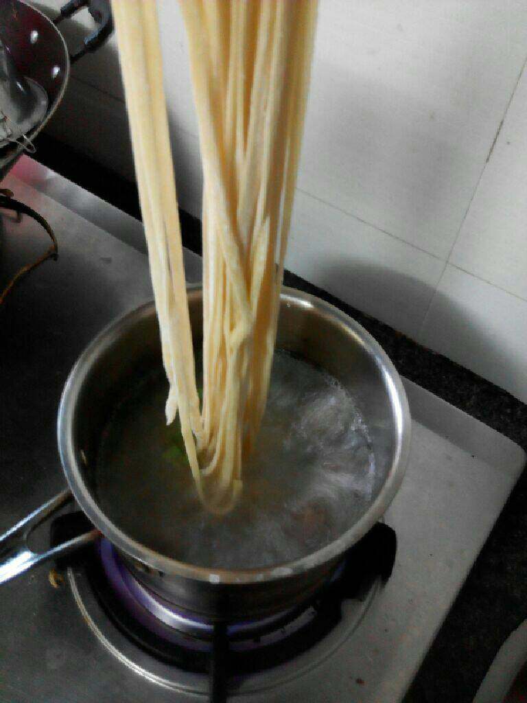 清汤鸡蛋面,水开以后放面条