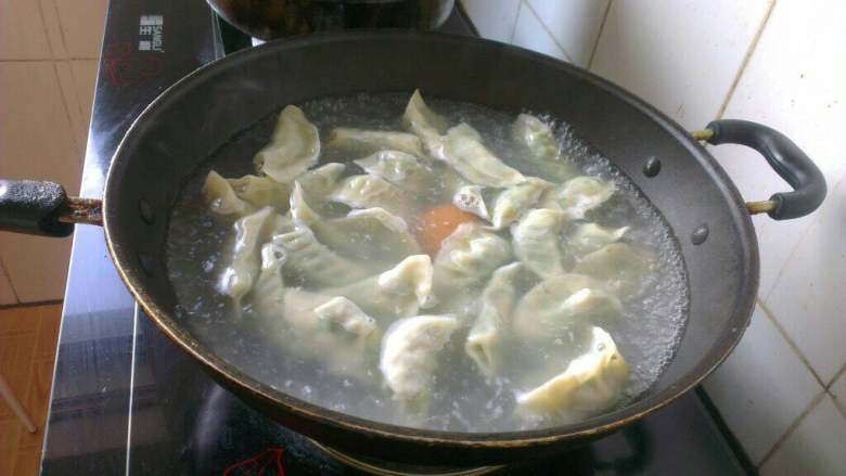 韭菜鸡蛋饺子,锅内添水烧开，依次下入饺子生坯煮熟关火！