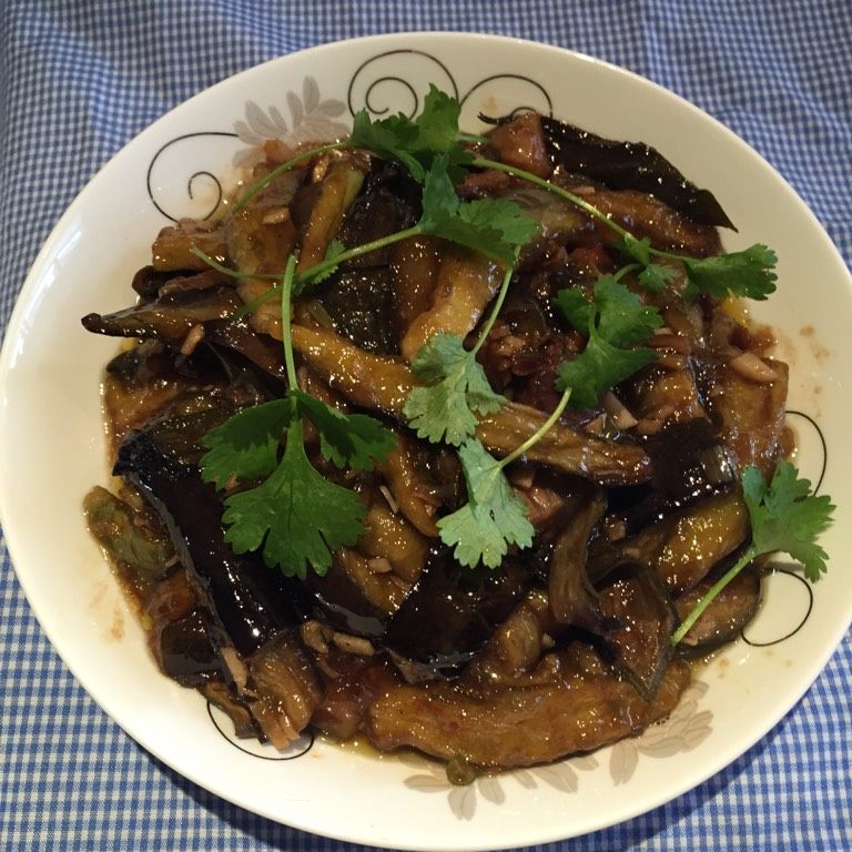 咸鱼茄子煲,小火烧至汤汁浓稠后起锅,洒上香菜叶或葱叶碎即可。