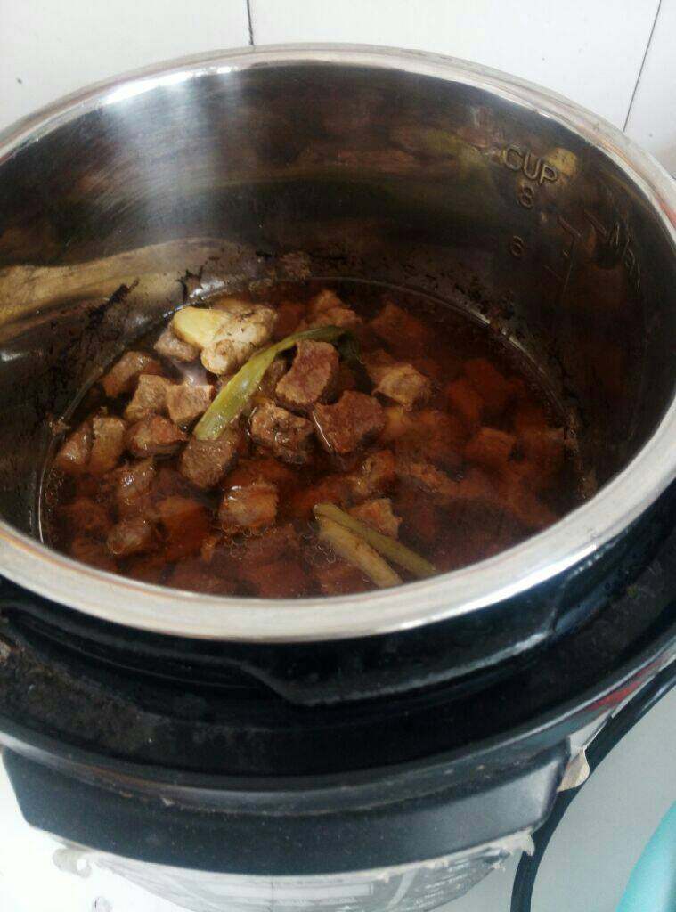 咖喱牛肉,牛肉洗净切方丁,放上葱姜料酒和整粒的大蒜,放高压锅压十五分钟左右