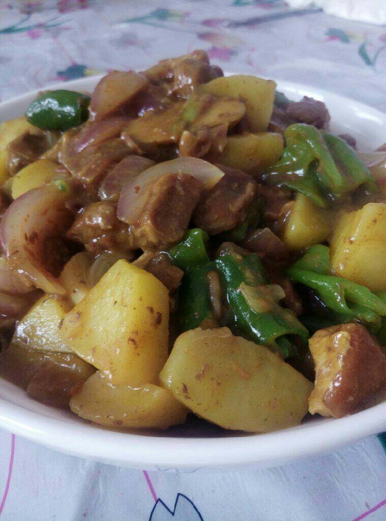 咖喱牛肉,出锅享用即可,可将咖喱浇到米饭上做成咖喱饭