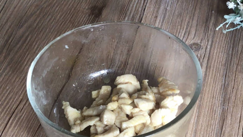 杏鲍菇炒鸡丁,炒至变色刚刚熟,捞出备用