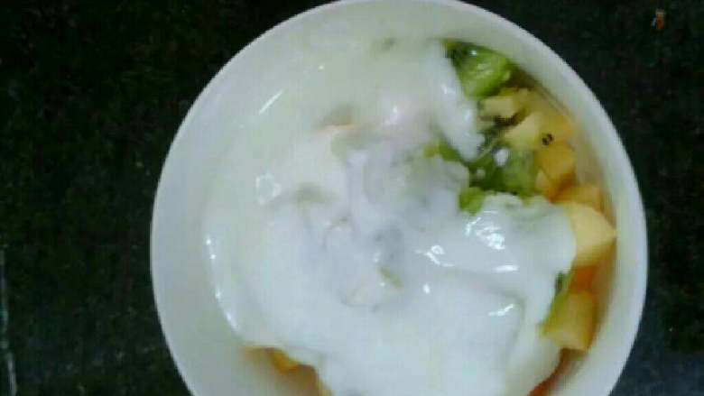 酸奶水果沙拉,加入酸奶