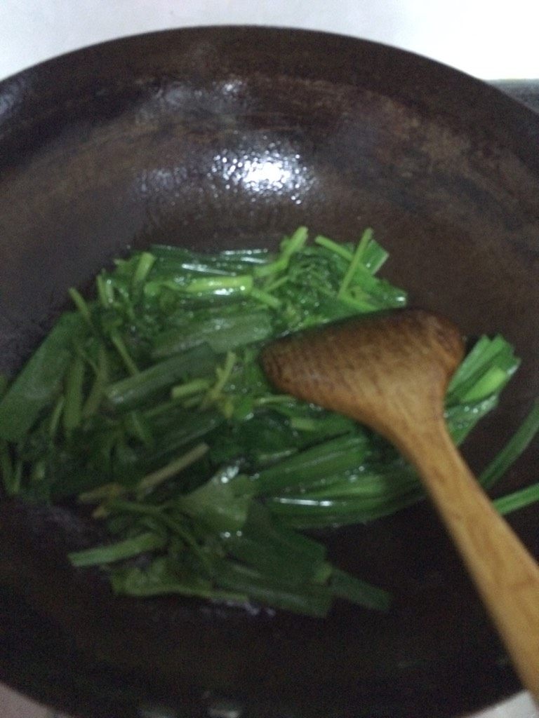 水煮肉片,如图油热后先把菜叶都过油翻炒撒点盐