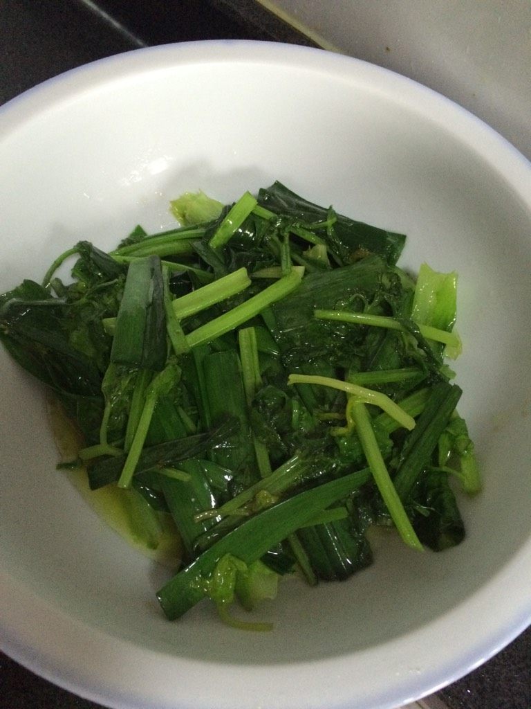 水煮肉片,蔬菜叶都装入大碗备用