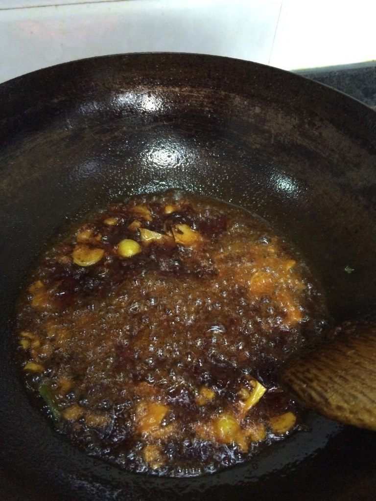 水煮肉片,如图姜蒜先油锅爆香加<a style='color:red;display:inline-block;' href='/shicai/ 164'>豆瓣</a>继续翻炒