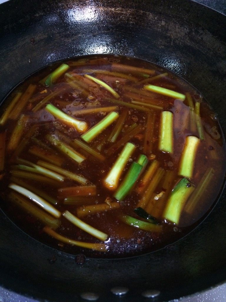 水煮肉片,如图加蔬菜（<a style='color:red;display:inline-block;' href='/shicai/ 125'>芹菜</a>头、<a style='color:red;display:inline-block;' href='/shicai/ 3349'>蒜苗</a>头）翻炒均匀加水煮开锅