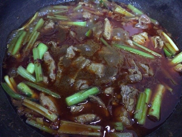 水煮肉片,如图开锅入肉片煮开5分钟（尝尝味道，可以略微加点盐）