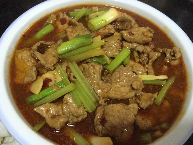 水煮肉片,煮好倒入之前铺好的蔬菜上