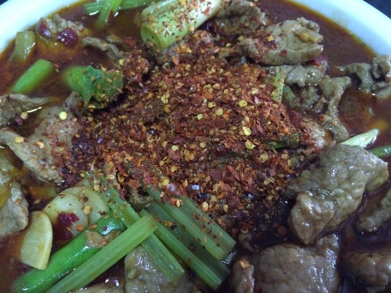 水煮肉片,干辣椒面撒到面上