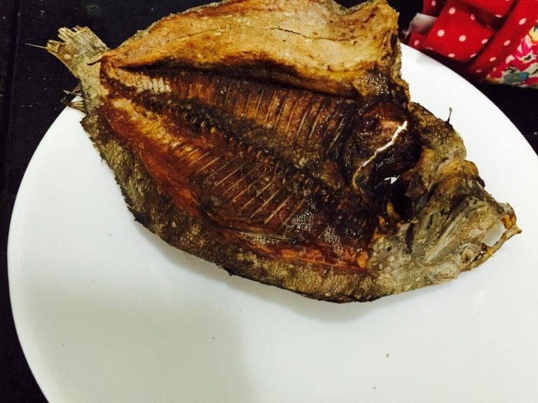 港式鲜虾云吞,烤好的大地鱼待凉,用粉碎机磨成粉末.