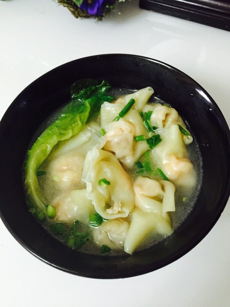港式鲜虾云吞,加入喜欢的蔬菜和葱花稍煮,港式茶餐厅的招牌鲜虾云吞就做好了
